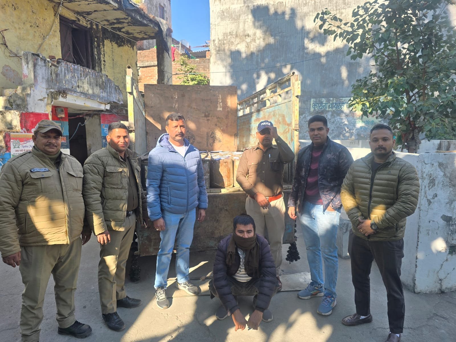 पिकप में केबिन बनाकर की जा रही थी लीसे की तस्करी चढ़ गए पुलिस के हत्थे