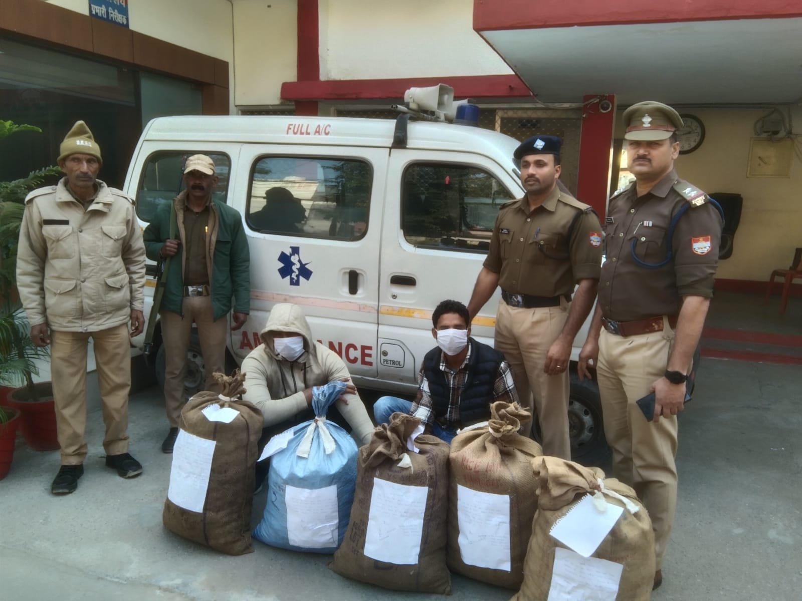 शातिराना अंदाज में एम्बुलेंस से गांजा तस्करी कर रहे 2 तस्करों को रामनगर पुलिस ने किया गिरफ्तार