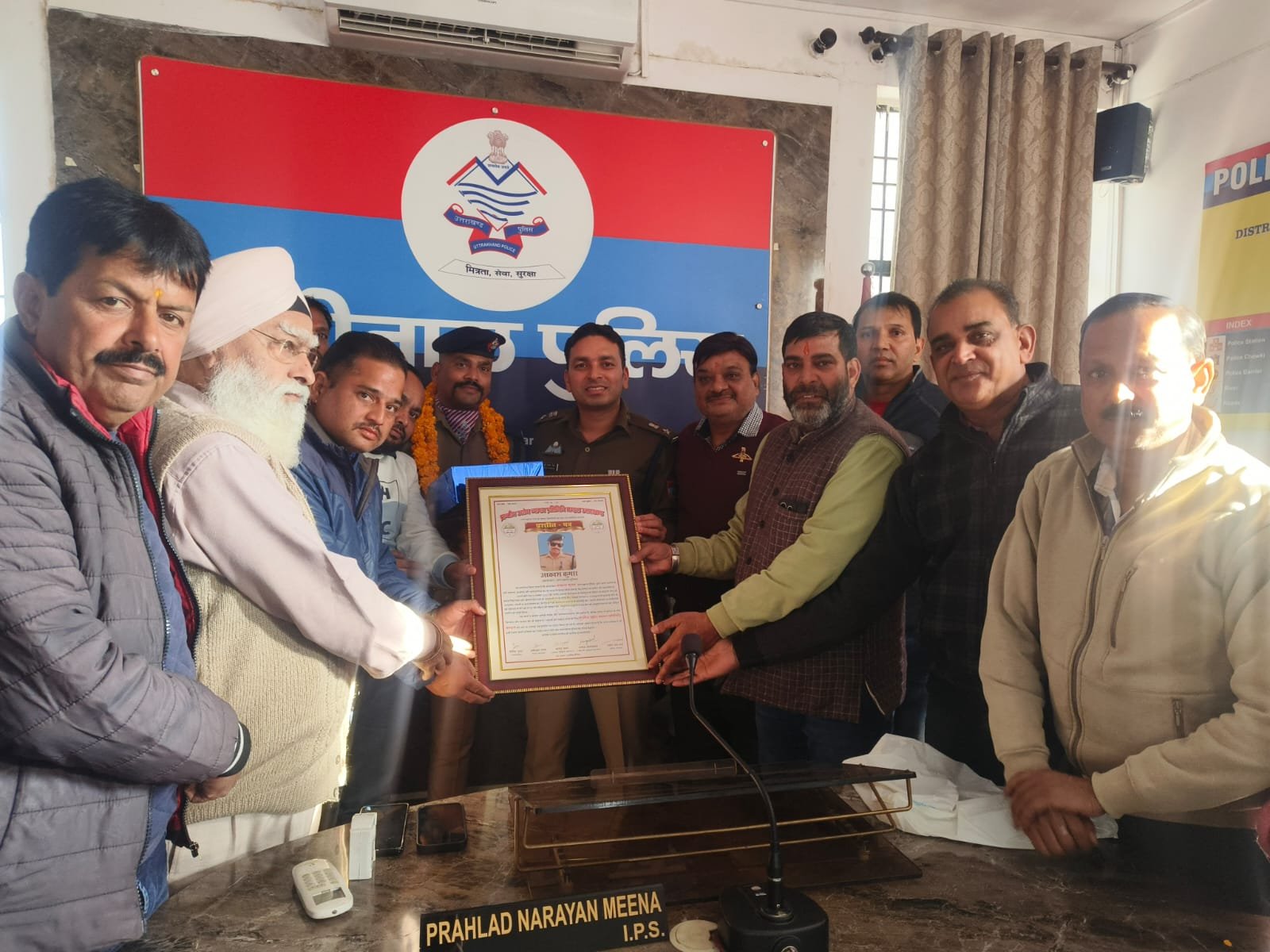 यातायात कर्मी की कर्तव्यनिष्ठा से प्रसन्न होकर व्यापार मंडल ने किया सम्मानित