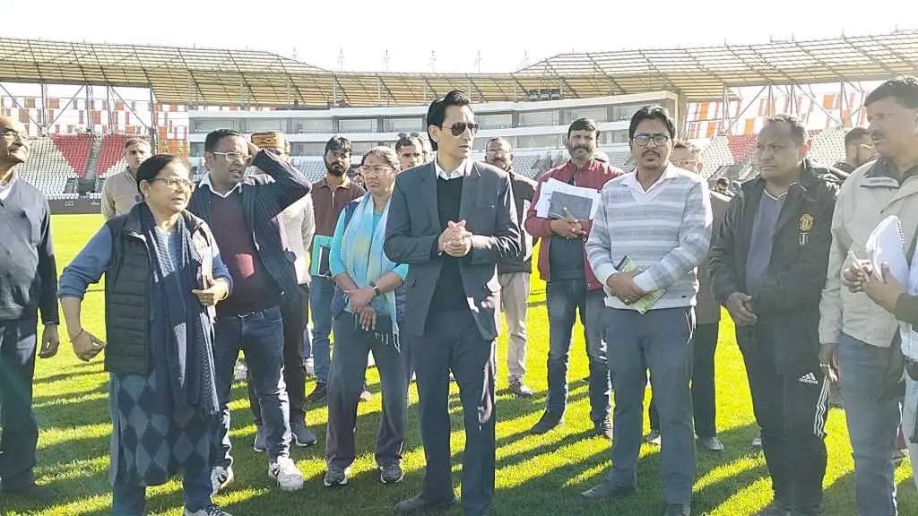 कुमाऊं कमिश्नर रावत ने गौलापार स्थित स्टेडियम का किया निरीक्षण, अधिकारी से मांगा स्पष्टीकरण