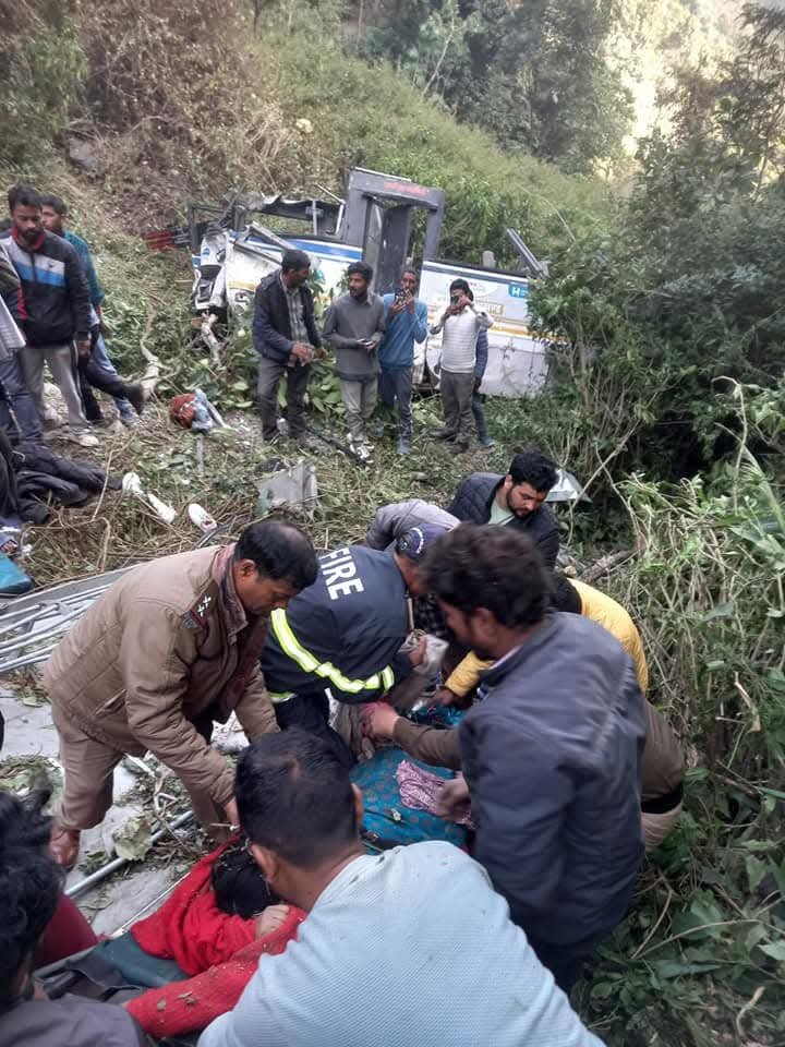 भीमताल के पास हुई सड़क दुर्घटना में रेस्क्यू अभियान जारी