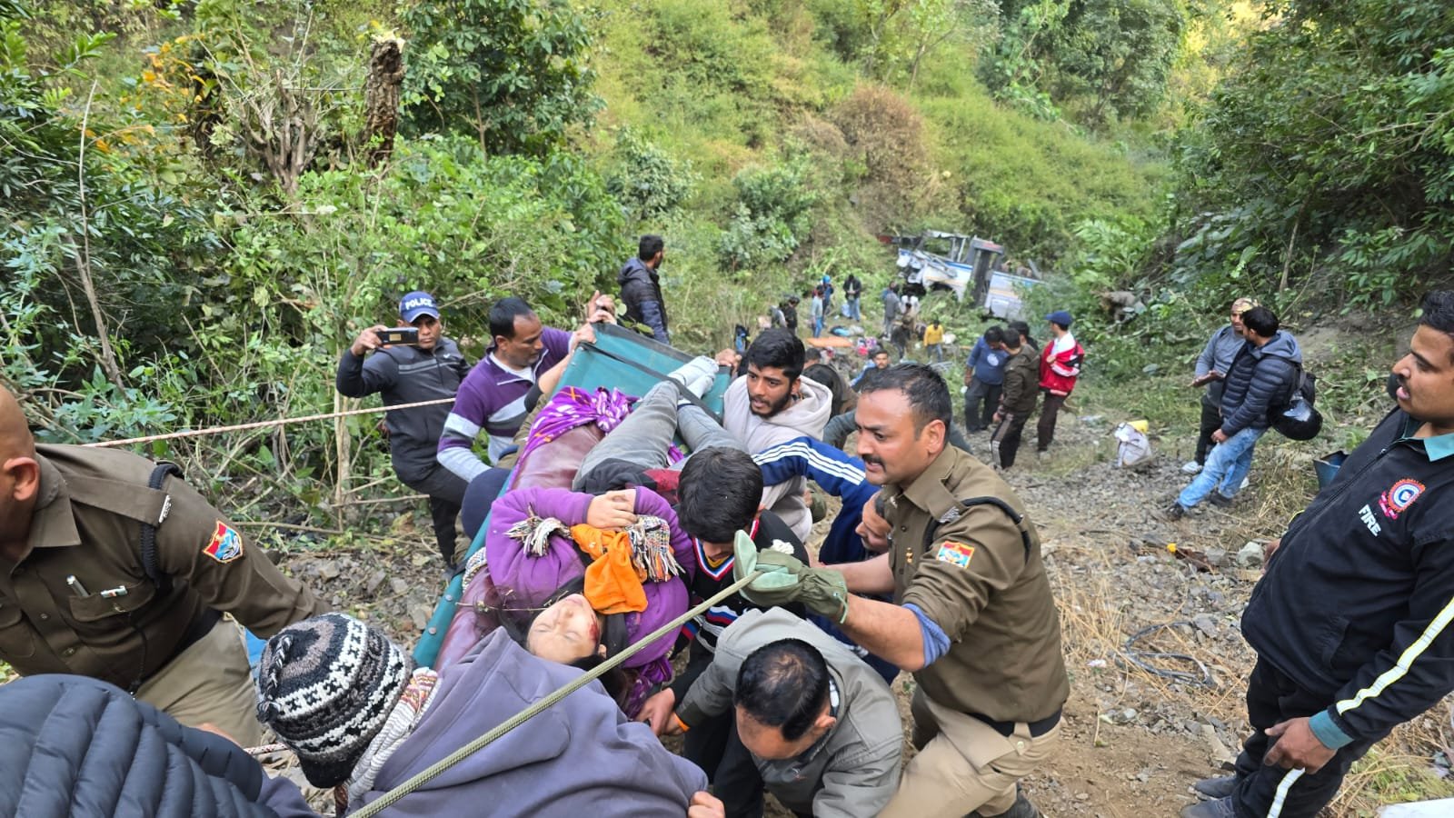 सीएम धामी ने की भीमताल में हुए बस हादसे में घायलों व मृतकों के लिए मुआवजे की घोषणा, स्थानीय लोगों का जताया आभार