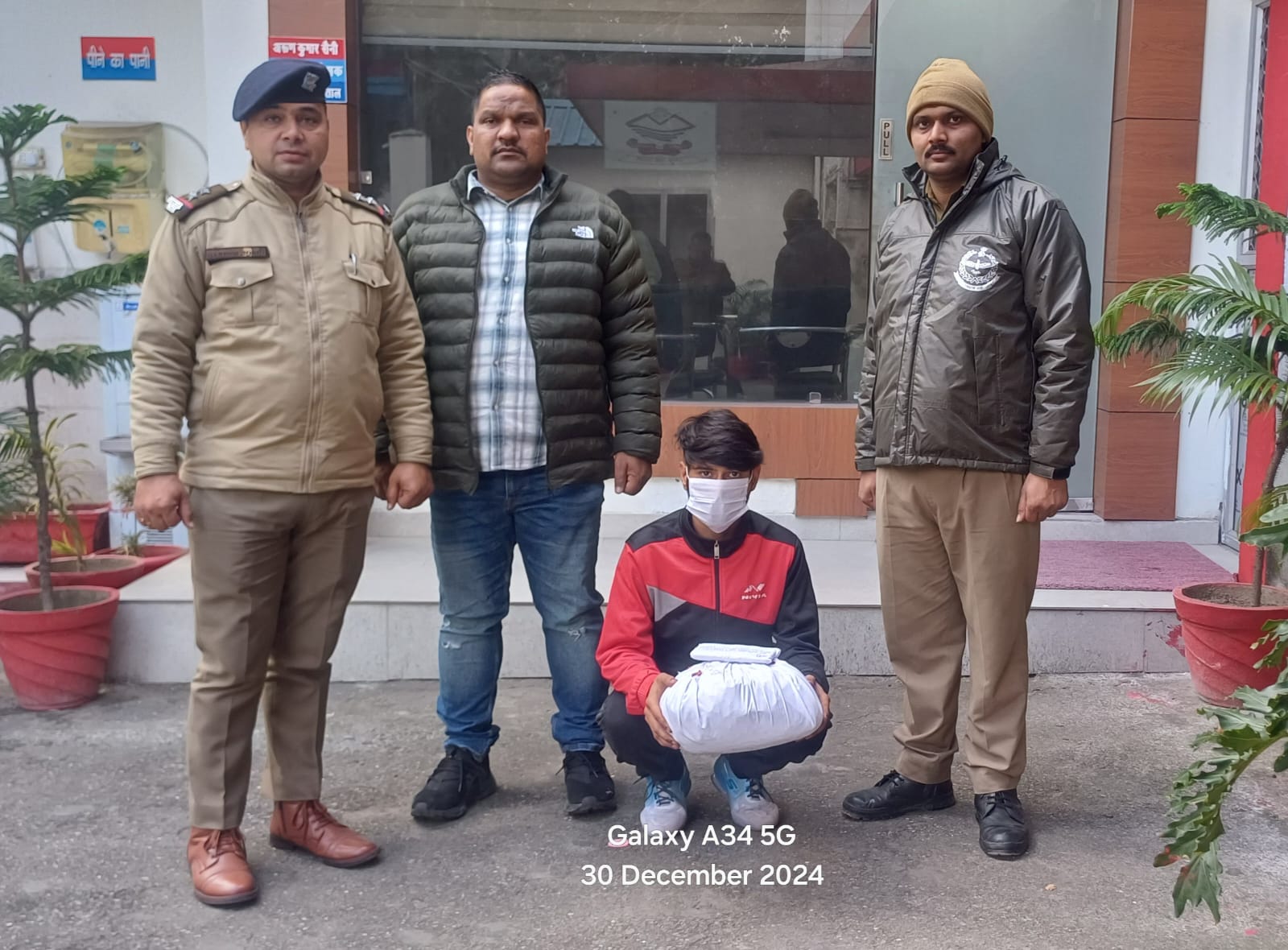 यहां पुलिस ने गांजे व अवैध शराब के साथ 2 व्यक्तियों को किया  गिरफ्तार