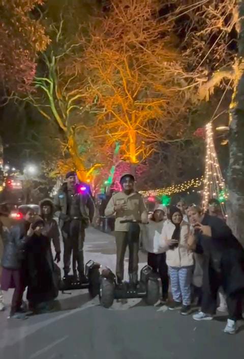 पर्यटकों को खूब लुभा रहा है अमेरिकन शिगवे सेल्फ बैलेंसिंग स्कूटर, खूब ले रहे हैं सेल्फी