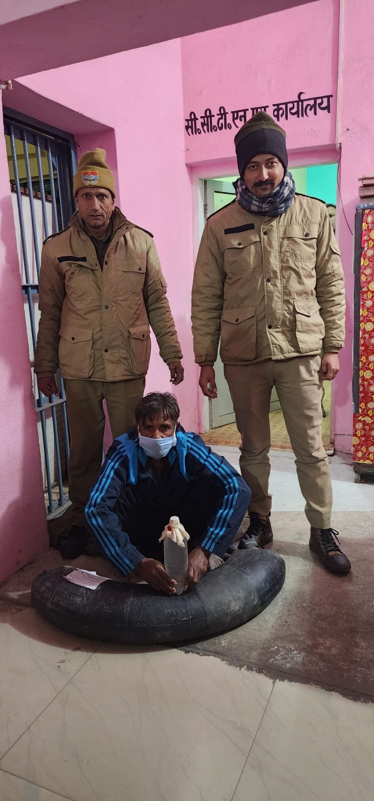 प्रभारी निरीक्षक लालकुआं के नेतृत्व में पुलिस द्वारा चैकिंग में नशीले इंजेक्शन एवं अवैध शराब बरामद