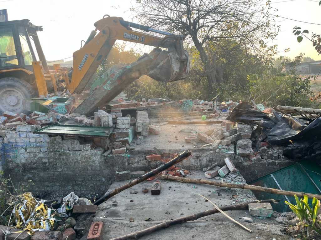 एनएच चौड़ीकरण में हाईवे पर बनी अवैध मजार बन रहा था बाधा, प्रशासन ने किया ध्वस्त
