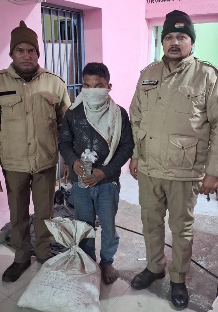 लालकुआं पुलिस की टीम ने एक शराब तस्कर को किया गिरफ्तार, 76 पाउच कच्ची शराब बरामद