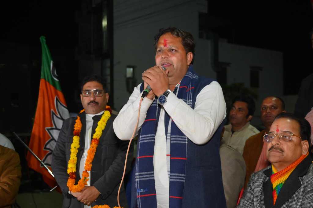 सांसद अजय भट्ट ने बीजेपी प्रत्याशी विकास के समर्थन में जनसंपर्क कर लोगों से की वोट देने की अपील