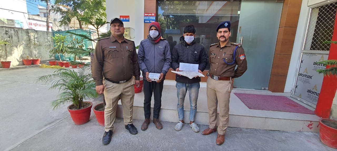 रामनगर क्षेत्र में हुई चोरी का पुलिस ने किया खुलासा, 2 अभियुक्तों को किया गिरफ्तार, सोने चांदी के आभूषण व नगदी बरामद