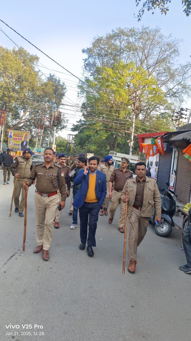 जनपद में नगर निकाय चुनाव को शान्तिपूर्ण सम्पन्न कराने हेतु रामनगर पुलिस ने निकाला फ्लैग मार्च