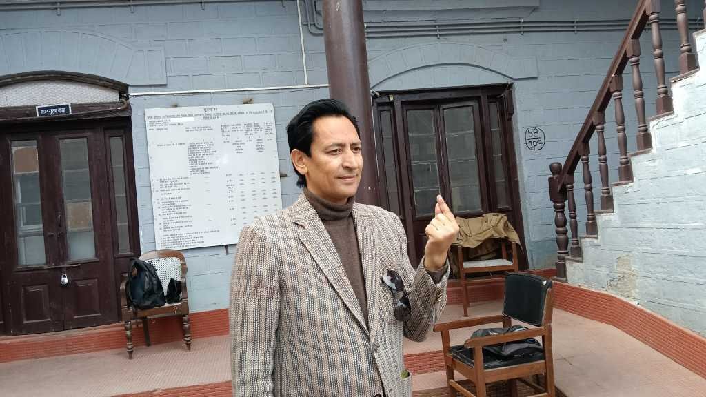 कुमाऊं कमिश्नर रावत ने प्रांतीय खंड स्थित बूथ पर किया मतदान, मतदाताओं से की अधिक संख्या में मतदान करने की अपील