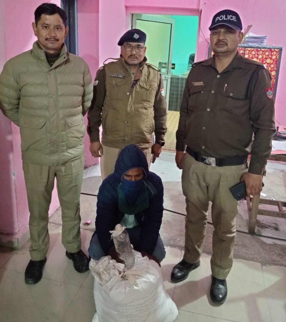 लालकुआं पुलिस टीम ने 119 पाउच कच्ची शराब के साथ एक व्यक्ति को किया गिरफ्तार