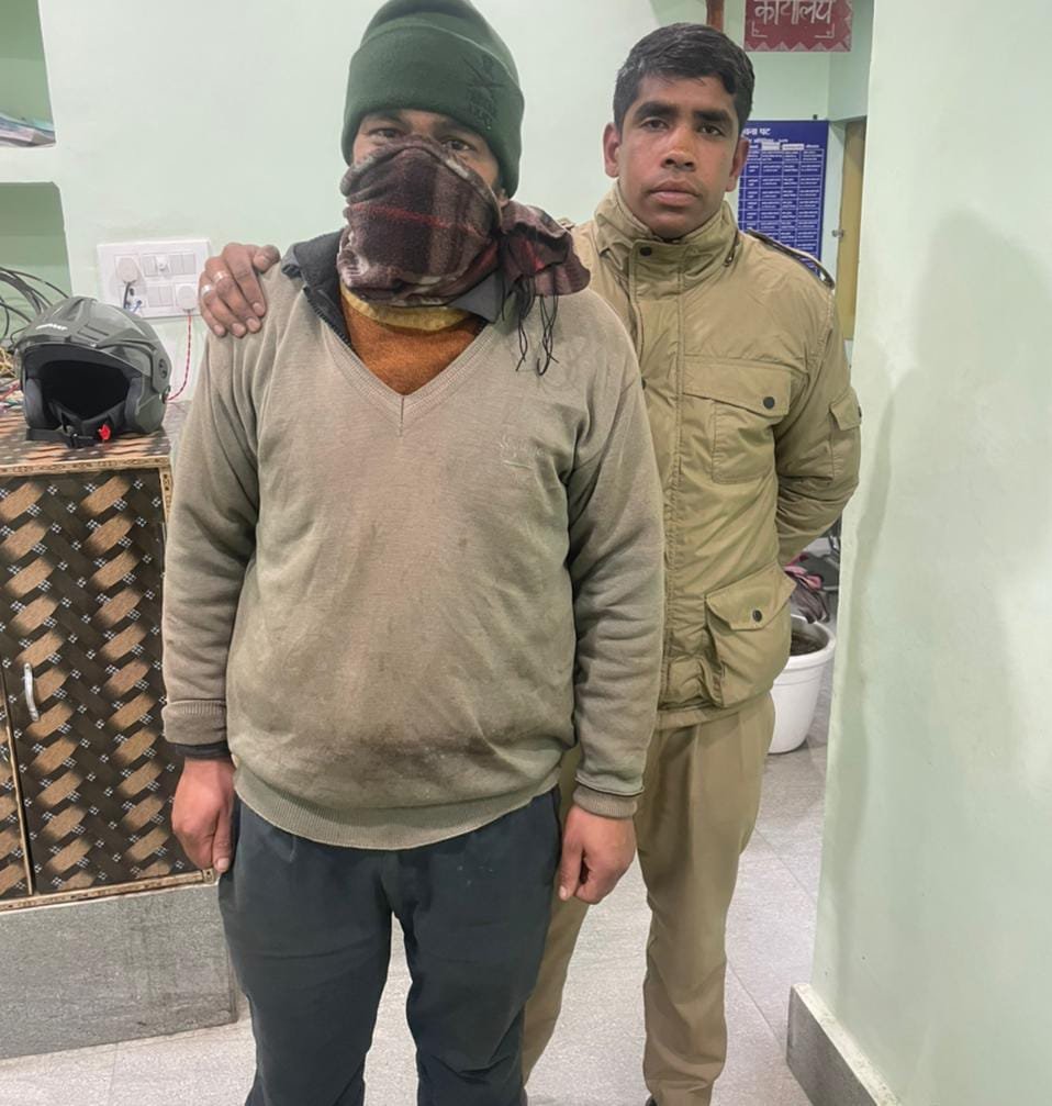 भीमताल पुलिस ने रेस्टोरेंट में ग्राहकों को शराब परोसने पर एक व्यक्ति को किया गिरफ्तार