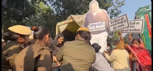 दिल्ली पुलिस की हिरासत में राज्यसभा सांसद स्वाति मालीवाल