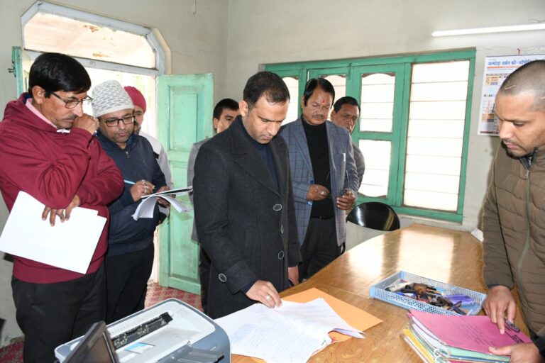बागेश्वर के जिलाधिकारी ने तहसील और ब्लॉक कार्यालय का किया वार्षिक निरीक्षण