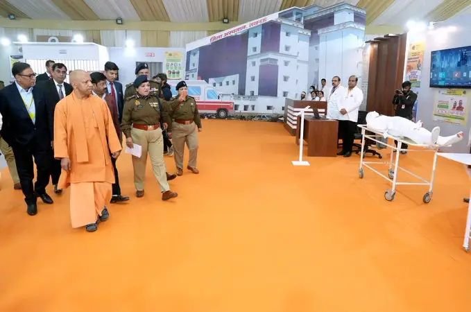 सीएम योगी ने प्रयागराज पहुंच पुलिस गैलरी का किया निरीक्षण, अपराधियों व माफियाओं का सफाया करने के लिए की पुलिस की सराहना