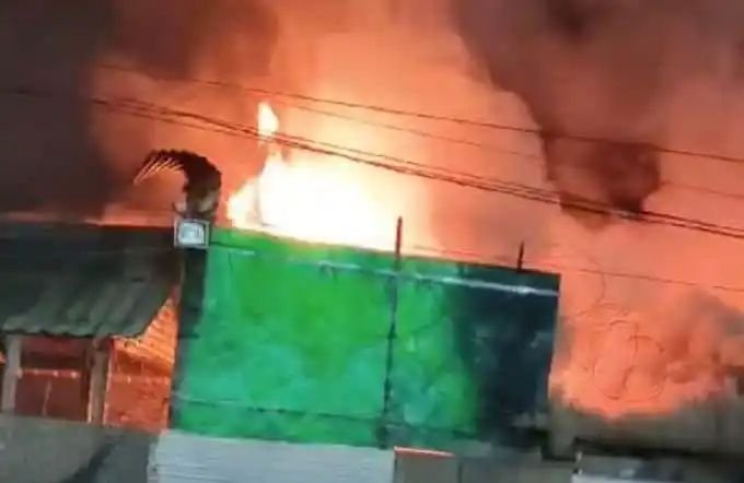 श्रीनगर में केंद्रीय रिजर्व पुलिस बल के बैरल में लगी आग, जवानों के सामान जलकर हुए क्षतिग्रस्त