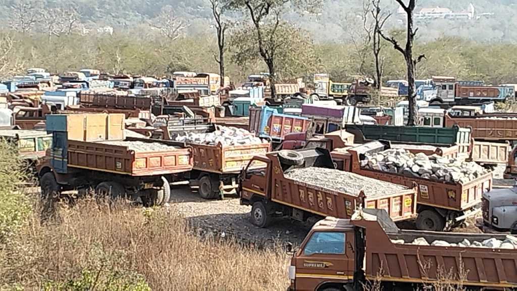 गौला गेट पर हो रहे खनिज निकासी पर रोक, स्थानीय लोगों ने जताया विरोध
