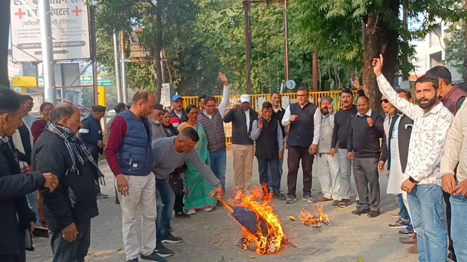 स्वास्थ्य जांचों की दरों में वृद्धि के विरोध में कांग्रेस का जोरदार प्रदर्शन, फूंका भाजपा सरकार का पुतला