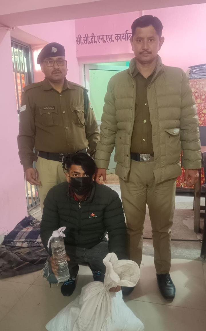 लालकुआं पुलिस ने अवैध शराब के तस्कर को किया गिरफ्तार, 49 पाउच कच्ची शराब बरामद