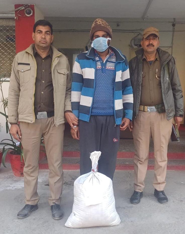 रामनगर पुलिस ने अवैध शराब के साथ एक व्यक्ति को किया गिरफ्तार
