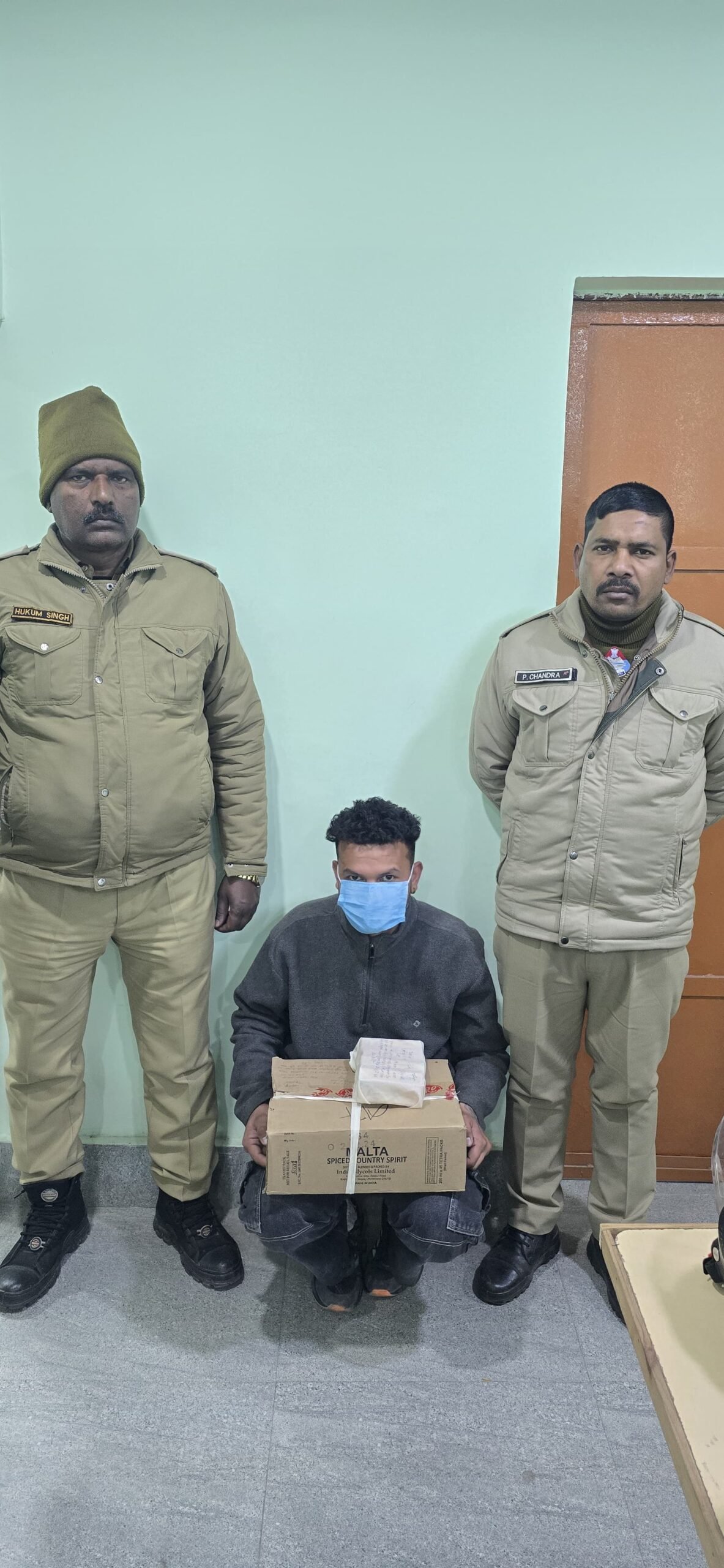 यहां अवैध शराब बेचते हुए एक व्यक्ति को पुलिस ने किया गिरफ्तार, 49 पव्वे देशी मसालेदार शराब बरामद