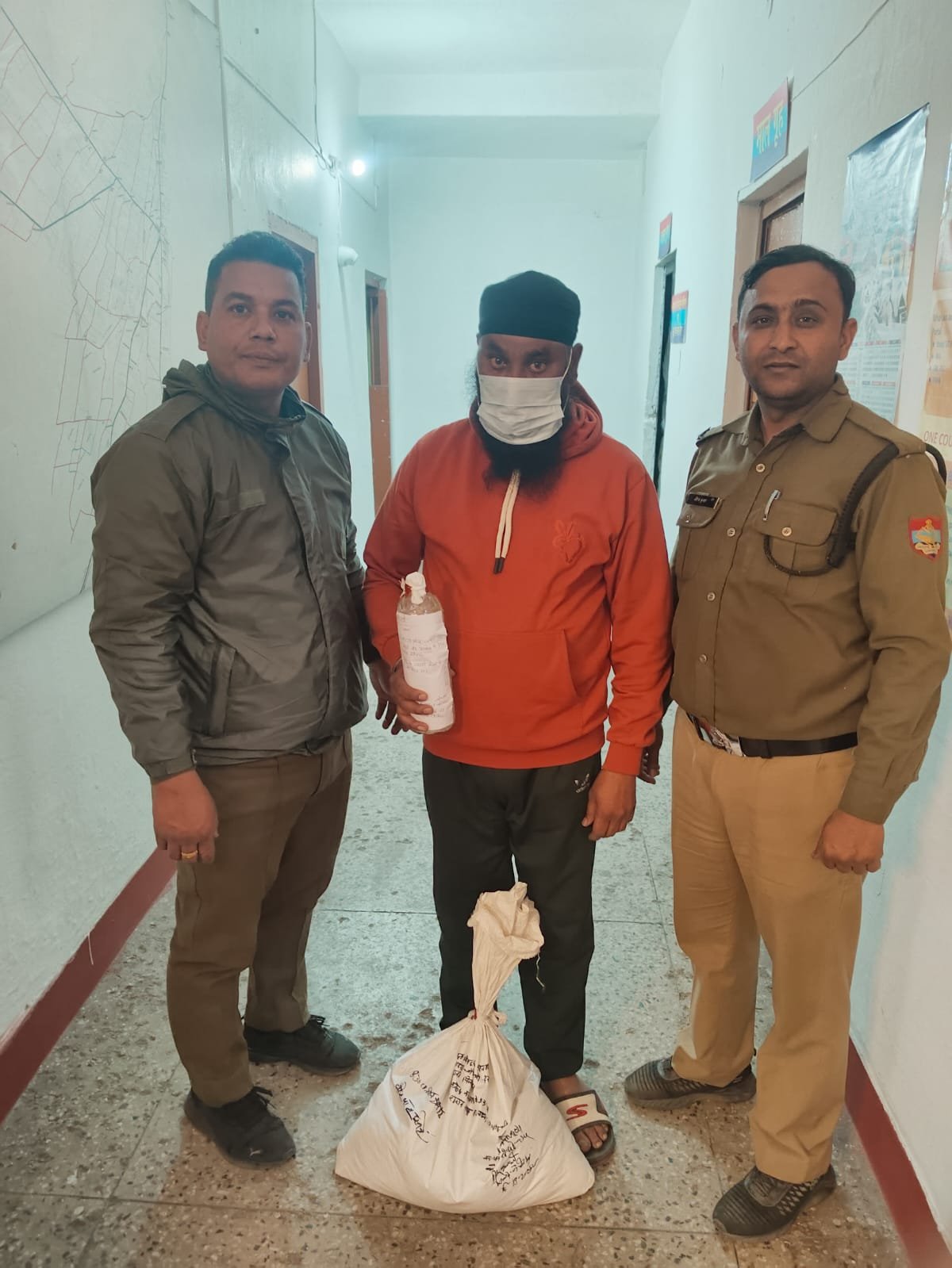 अवैध कच्ची शराब के साथ एक तस्कर गिरफ्तार
