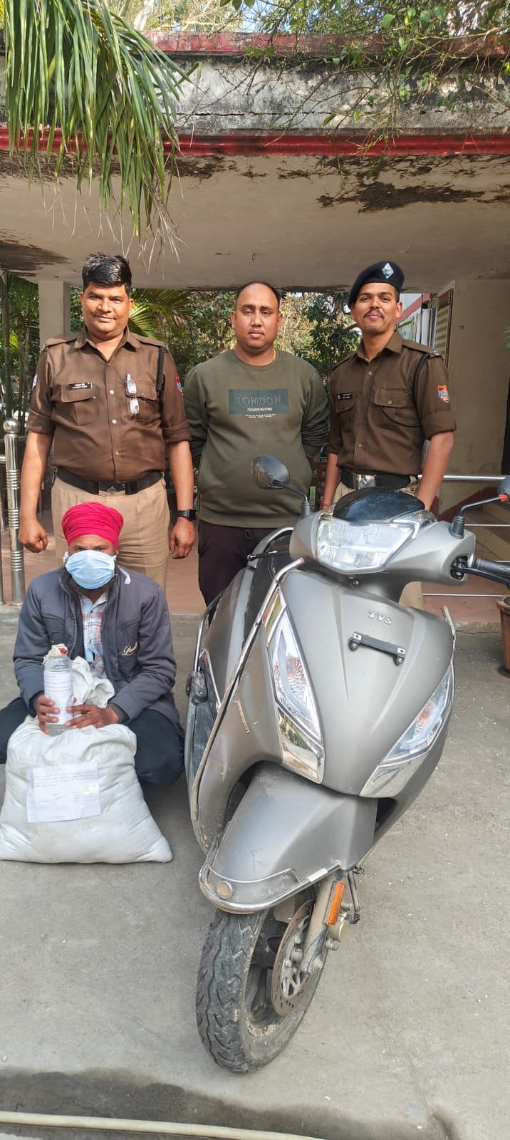 चोरगलिया पुलिस ने स्कूटी से अवैध शराब की तस्करी करते एक व्यक्ति को किया गिरफ्तार, कब्जे से 103 पाउच कच्ची शराब बरामद
