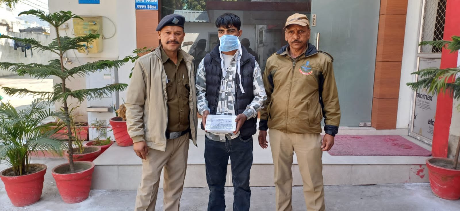 दुकान से मोबाइल चोरी मामले में पुलिस ने एक व्यक्ति को किया गिरफ्तार, मोबाइल बरामद