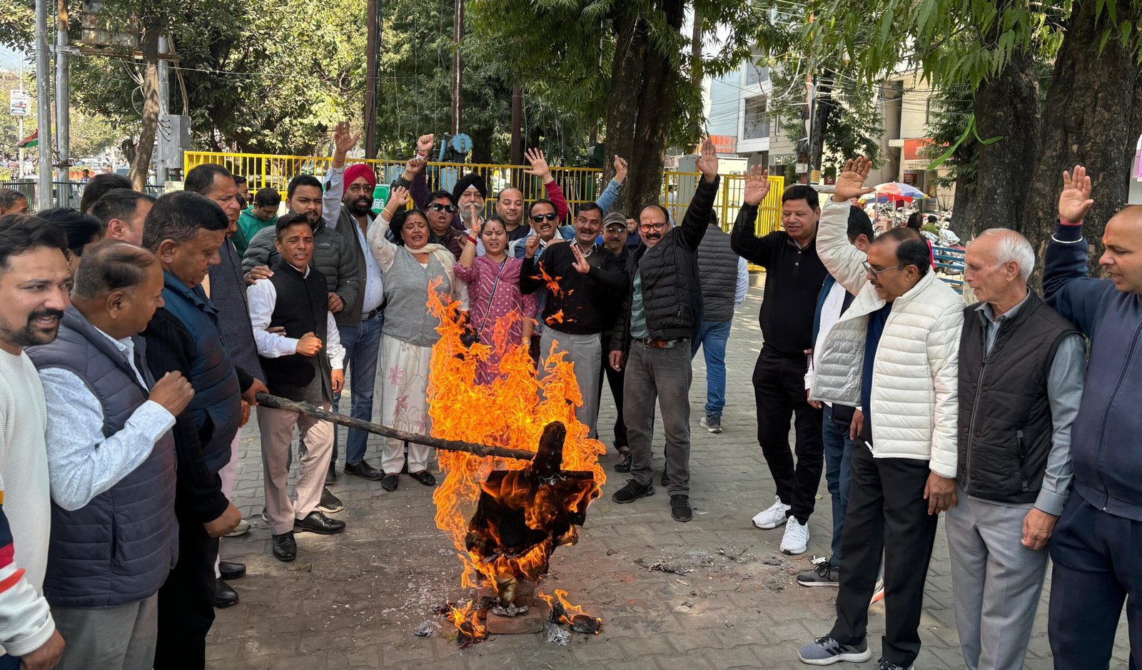 पहाड़ियों पर दिये अपमानजनक बयान के खिलाफ कांग्रेस का जोरदार प्रदर्शन, भाजपा मंत्री का फूंका पुतला