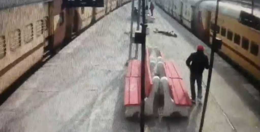 ट्रेन के डब्बे की छत पर चढ़ा छात्र, हाइटेंशन लाइन की चपेट में आने से बुरी तरह झुलसा