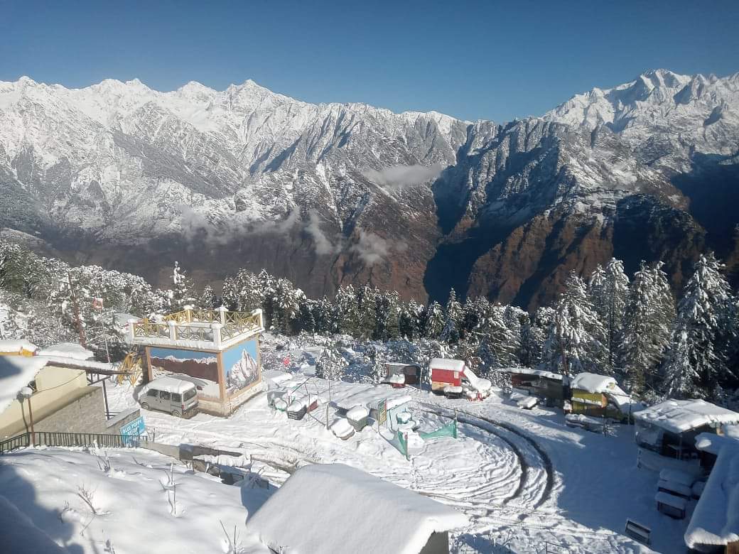 बर्फबारी के बाद खिली धूप, दिखा पहाड़ों में अद्भुद नजारा