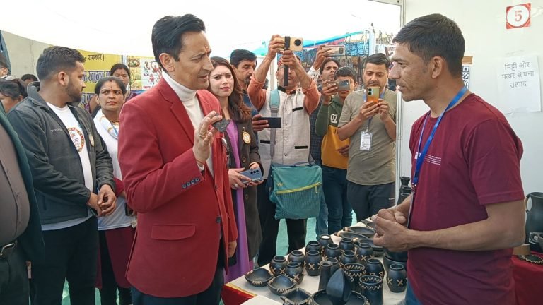 सरस मेले का कुमाऊं कमिश्नर दीपक रावत ने किया भ्रमण, कही यह खास बात