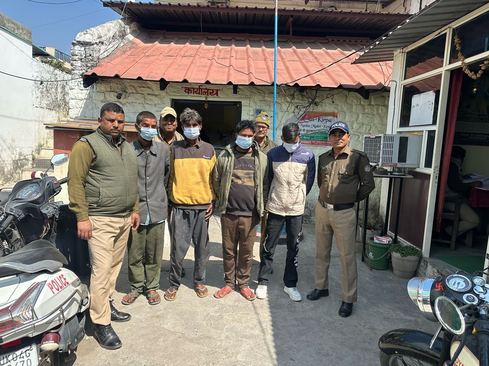 मुखानी पुलिस ने चार वारंटियों को किया गिरफ्तार