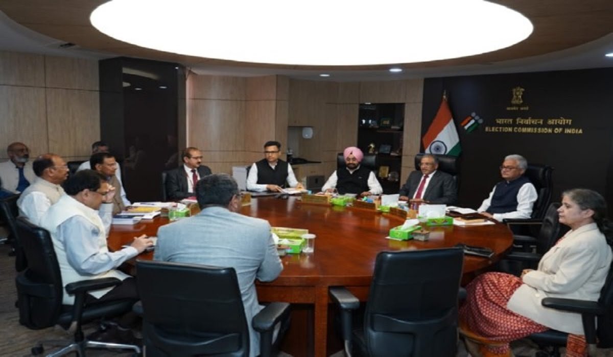 चुनाव आयोग का बड़ा फैसला, वोटर आईडी होगी आधार कार्ड से लिंक, फर्जी वोटर्स पर लगेगा लगाम