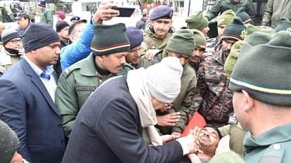 माणा में हुए हादसे को लेकर अलर्ट मोड सीएम धामी, जोशीमठ पहुंच घायलों का जाना हाल