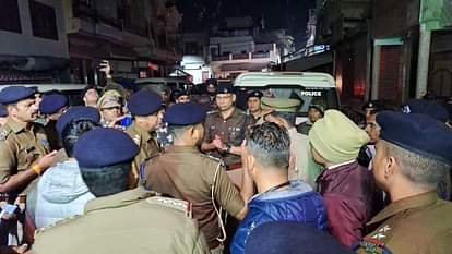 उत्तराखंड पुलिस की यूपी में बड़ी कार्यवाही, 300 पुलिसकर्मियों ने मारा छापा, 25 को किया गिरफ्तार