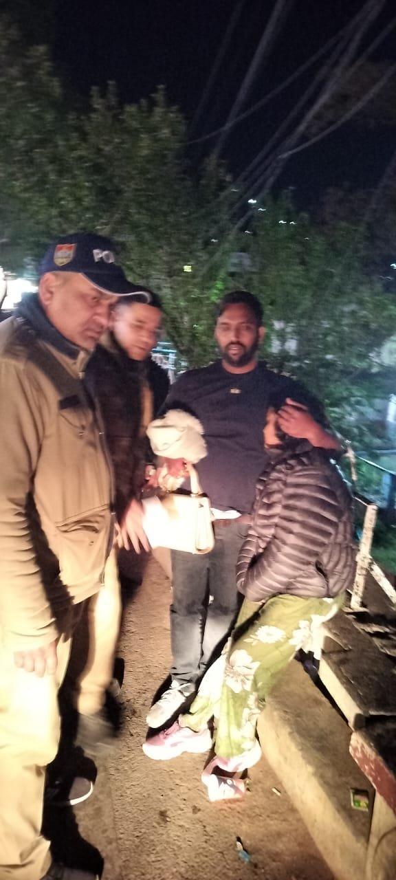 नैनीताल पुलिस ने महिला को झील में डूबने से बचाया, रात्रि के समय नैनीताल पुलिस ने कर्तव्यनिष्ठा और मानवता का दिया अद्भुत उदाहरण
