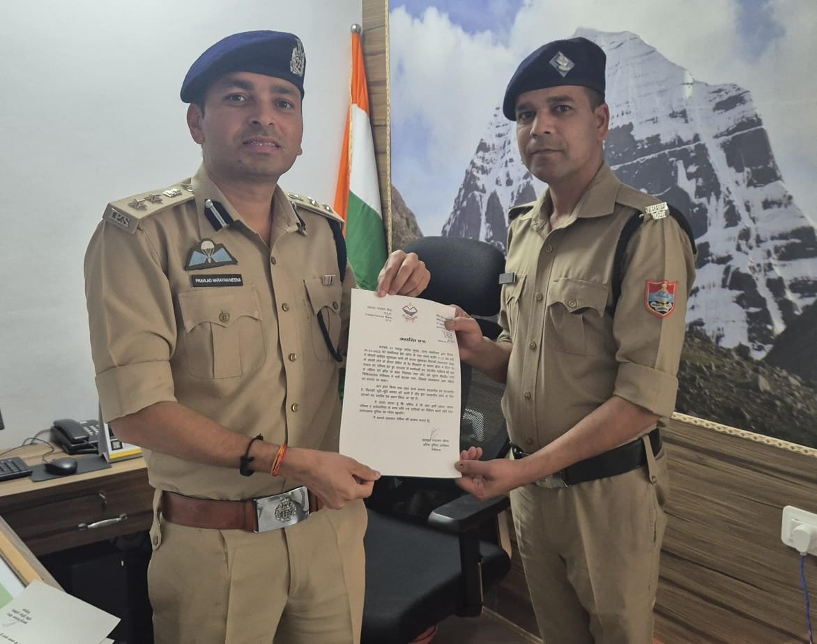 मल्लीताल क्षेत्र में महिला को झील में डूबने से बचाने वाले पुलिस कर्मी एवं नाविकों को एसएसपी नैनीताल ने प्रशस्ति पत्र देकर किया सम्मानित