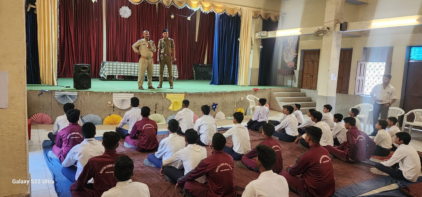 सड़क सुरक्षा सप्ताह को लेकर यातायात पुलिस ने गांधी इंटर कॉलेज हल्द्वानी में चलाया जागरूकता अभियान, स्कूल के बच्चों को पढ़ाया यातायात नियमों का पाठ