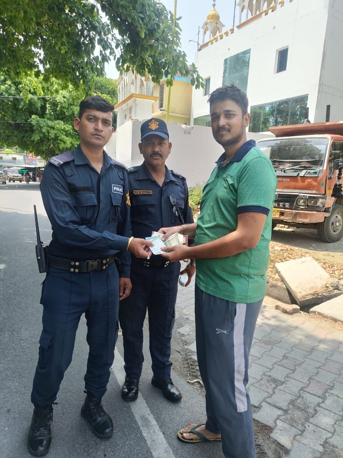 नैनीताल पुलिस ने CRPF जवान का हजारों रुपए एवं दस्तावेजों से भरा पर्स वापस लौटाया, युवक के चेहरे पर लौटी मुस्कान
