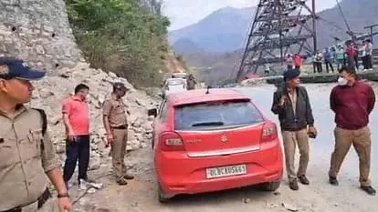 बद्रीनाथ हाईवे पर पिछले 4 दिन से खड़ी लाल रंग के कार में शव मिलने से हड़कंप, जांच में जुटी पुलिस