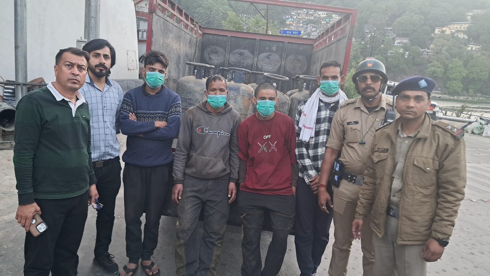 गैस सिलेंडरों की अवैध कालाबाजारी का भंडाफोड़, 4 अभियुक्त गिरफ्तार