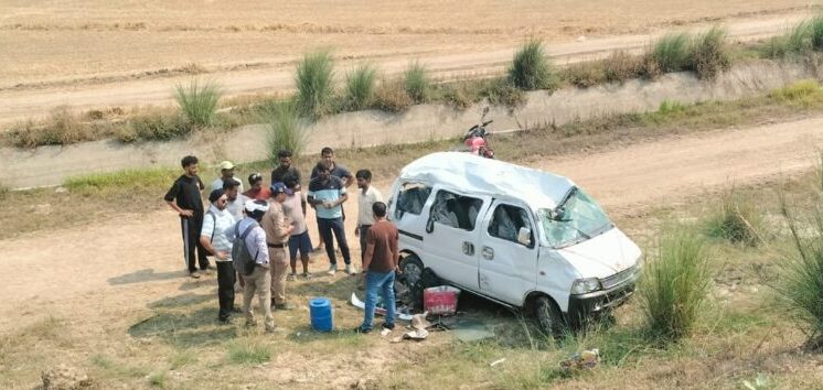 उत्तराखंड में एक बार फिर हुआ बड़ा सड़क हादसा, खाई में गिरी श्रद्धालुओं की इको वैन, तीन की मौत, छह घायल
