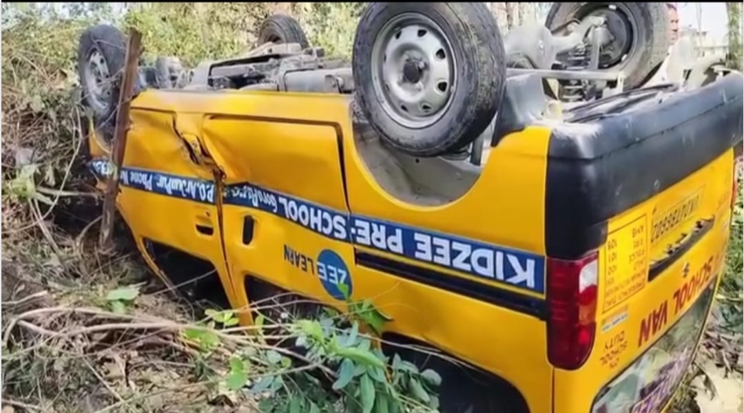 हल्द्वानी: हाईवे पर पलटी स्कूल वैन, ताला बड़ा हादसा। देखें