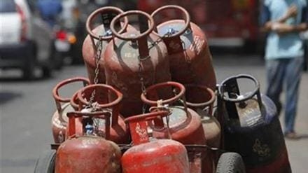 अब खाना बनाना हुआ और महंगा, एलपीजी सिलेंडर के दाम में 50 रूपये की हुई मढ़ोतरी