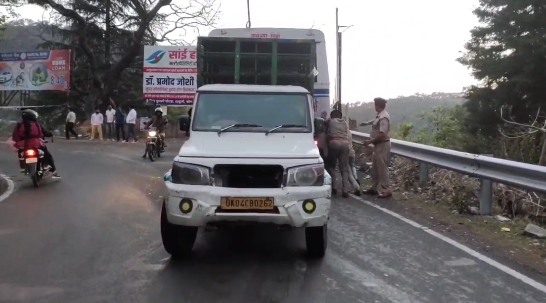 सड़क पर खराब रोडवेज बस को सीओ भवाली व पुलिस टीम ने धक्का लगाकर बाधित यातायात को किया सुचारू, स्थानीय लोगों और पर्यटकों ने इस त्वरित कार्यवाही को खूब सराहा