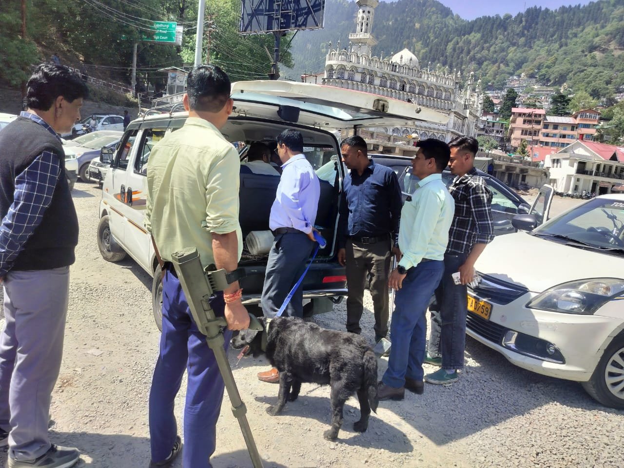 कश्मीर के पहलगांव में हुए आतंकी हमले के दृष्टिगत अलर्ट मोड में नैनीताल पुलिस, चलाया चैकिंग अभियान