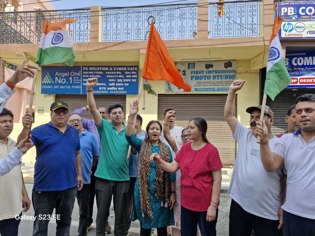महिला उद्यमिता परिषद अध्यक्ष रेनू अधिकारी ने एयर स्ट्राइक का मनाया जश्न, तिरंगा लहराकर सेना को दी शुभकामनाएं
