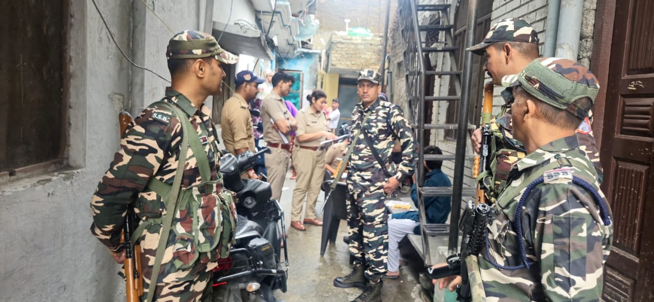 मुखानी व काठगोदाम क्षेत्र में ताबड़तोड़ कार्यवाही, 20 मकान मालिकों पर लाखों का जुर्माना, 77 लोगों का सत्यापन